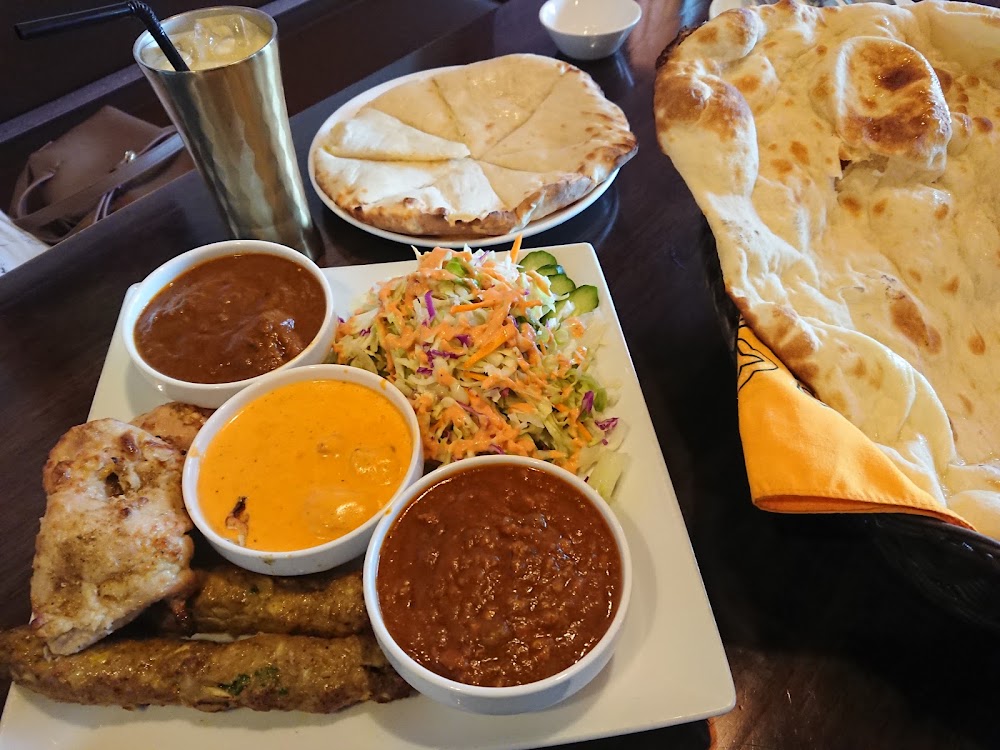 カレー・ナン・サラダが並ぶTajのお食事セット