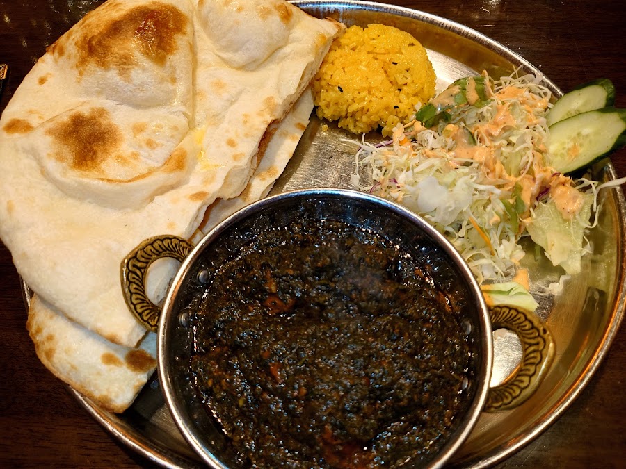 ナンとサグカレー、サラダのセット